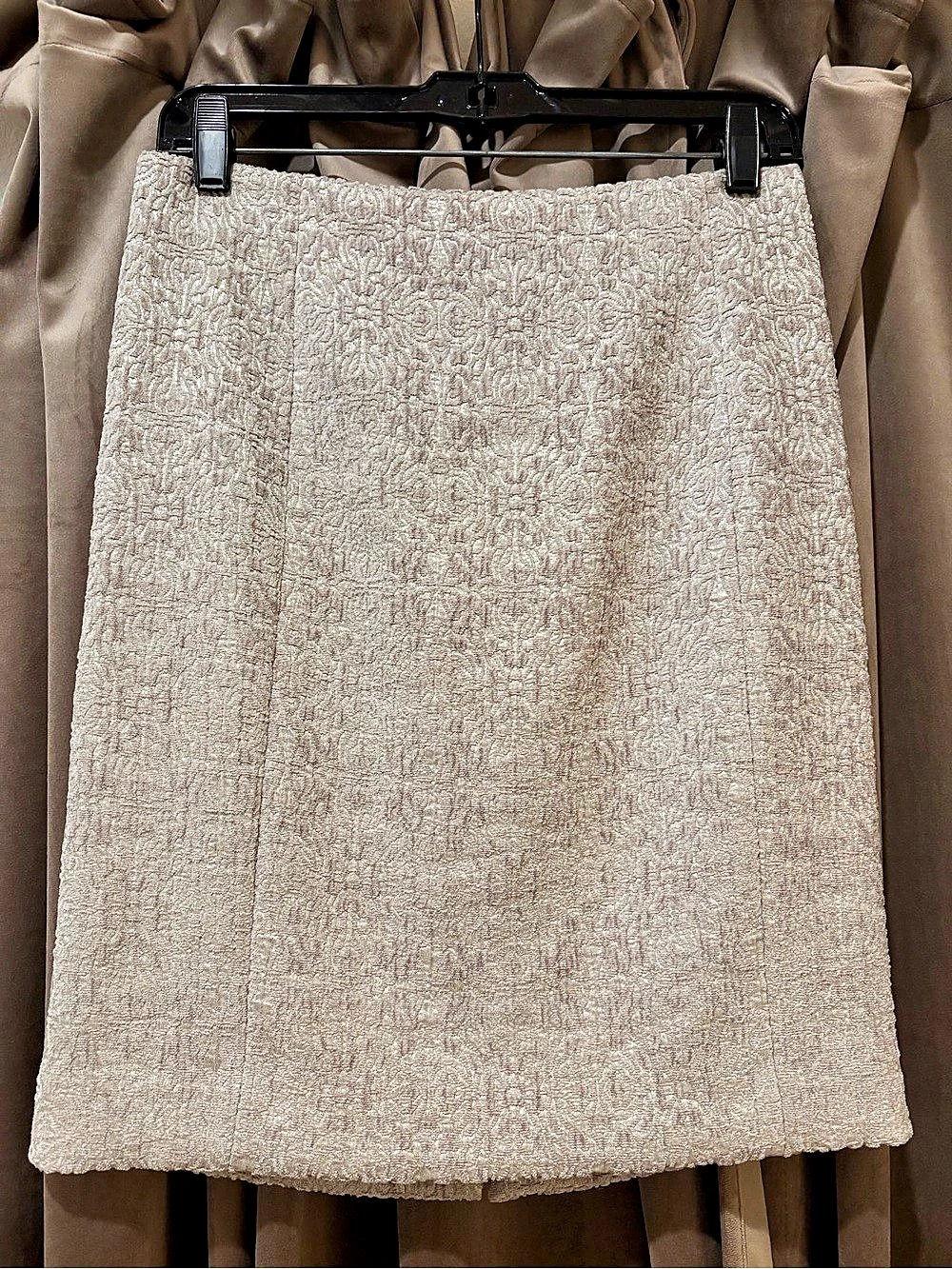 Ann Taylor Textured Pencil Skirt in Ivory Size 2P Like New